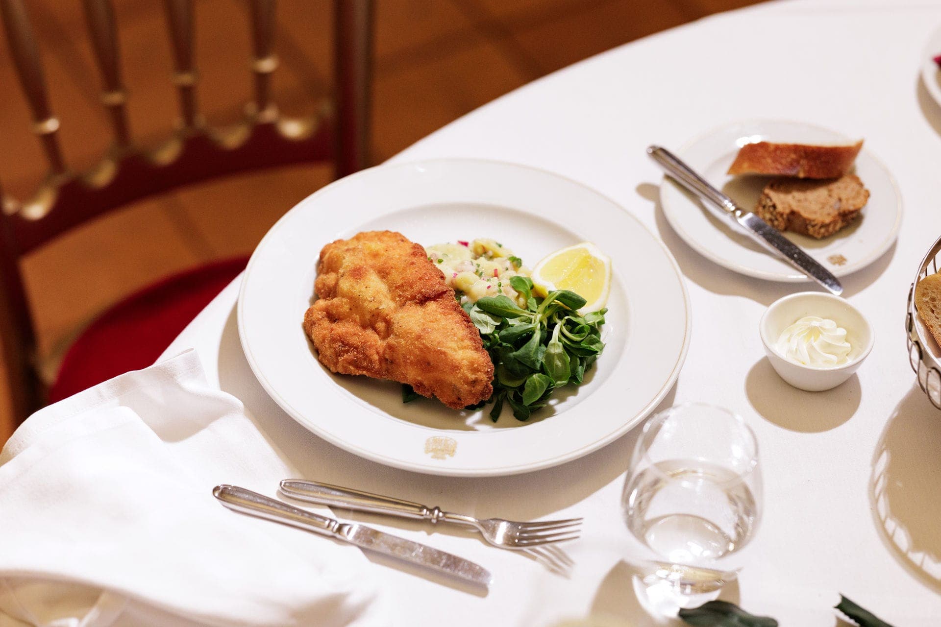 Breaded schnitzel with lemon and lamb’s lettuce